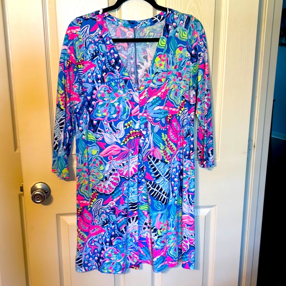 Beautiful dress. Vibrant colors!